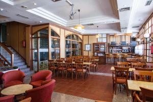 a restaurant with tables and chairs in a room at Hotel El Gamo in Tragacete