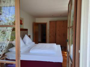 Ένα ή περισσότερα κρεβάτια σε δωμάτιο στο Landsitz Fuschlsee
