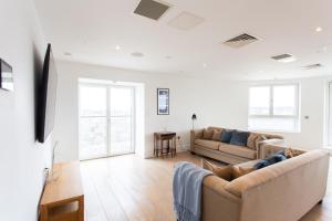 a living room with two couches and a table at 2 Bed 2 Bath Penthouse With Amazing Views with Free Parking in London