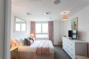 a bedroom with a bed and a television in it at 2 Bed/2 Bath Penthouse With Amazing Views in London