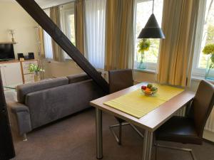 salon ze stołem i kanapą w obiekcie Ferienwohnung Brunnenhaus w mieście Bad Sassendorf