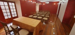 Cette chambre comprend une grande table et des chaises. dans l'établissement Hotel Boutique Vivenzo, à La Paz
