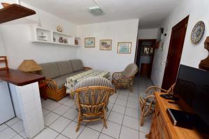 sala de estar con sofá, mesa y sillas en Copacabana 27, en Es Pujols