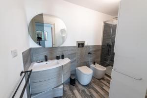 a bathroom with a sink and a toilet and a mirror at Casa Andrew New in Rome