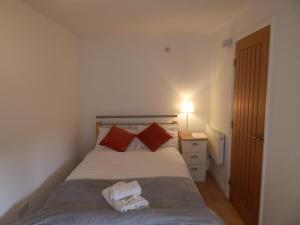 1 dormitorio con 1 cama con 2 toallas en Modern, well located en-suite rooms with parking and all facilities en Cambridge