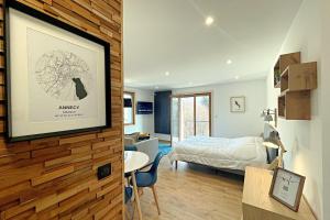 Pokój z sypialnią z łóżkiem i stołem w obiekcie L'Albigny - Lovely Studio - 150 m beach w Annecy +2 zdjęcia