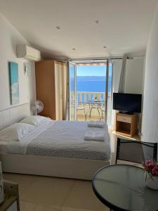 sypialnia z łóżkiem i widokiem na ocean w obiekcie Brela Beachfront w Breli