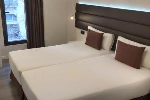Postel nebo postele na pokoji v ubytování BCN Urbaness Hotels Del Comte