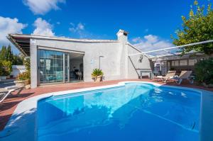- une piscine en face d'une maison dans l'établissement Fantastic Villa Tucan, Pool Barbecue Ground Floor, à Alcúdia