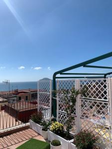einen Balkon mit einem weißen Zaun und einigen Pflanzen in der Unterkunft B&B La Dimora di Nonno Lucio in Pozzuoli