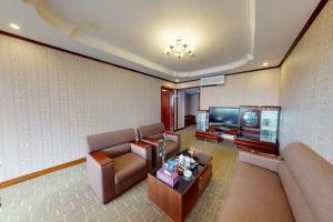 een woonkamer met een bank en een tv bij Sao Mai Hotel in Thanh Hóa