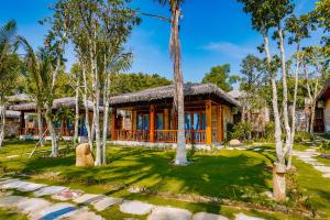 Ein Garten an der Unterkunft Ocean Bay Resort & Spa Phu Quoc