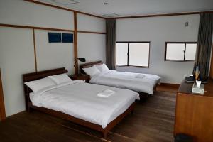 Kama o mga kama sa kuwarto sa Tagore Harbor Hostel