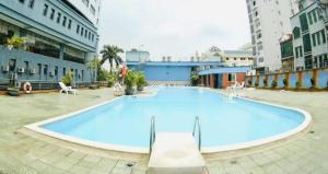 a large swimming pool in the middle of a building at Sao Mai Hotel in Thanh Hóa