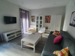 uma sala de estar com um sofá e uma mesa em Casa albalunasss em Salamanca