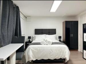 Inviting 1-Bed Studio in Manchester & feel at home في مانشستر: غرفة نوم عليها سرير وفوط