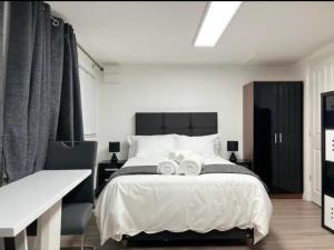 Kama o mga kama sa kuwarto sa Inviting 1-Bed Studio in Manchester & feel at home