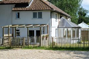 a white house with a fence in front of it at Spacious Country Cottage with 3 Double Bedrooms in East Dereham