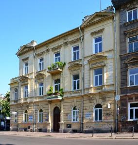 un edificio en la esquina de una calle en LublinBNB --- Zolnierzy Niepodleglej 7 --- CENTRUM , PLAC LITEWSKI --- SWIEZO PO REMONCIE, en Lublin