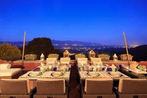 En restaurant eller et spisested på Luxury Villa Napoleon near Florence