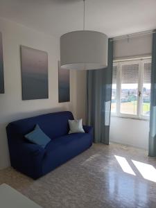 A seating area at MARE CALMO appartamento con parcheggio