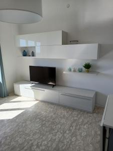 A television and/or entertainment centre at MARE CALMO appartamento con parcheggio