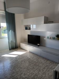 A television and/or entertainment centre at MARE CALMO appartamento con parcheggio