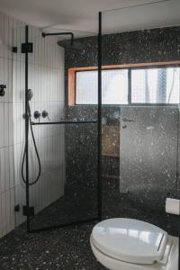 uma casa de banho com um chuveiro e um WC. em Beautiful Bohemia apt in Jaffa em Tel Aviv