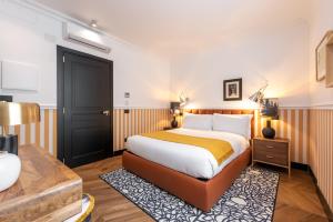 a hotel room with a bed and a desk at DH Rooms Spiga in Milan