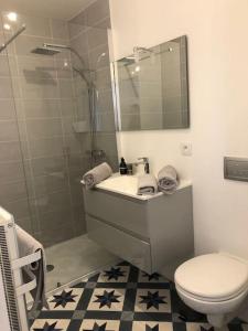 Kúpeľňa v ubytovaní Appartement Élégant à 2 Pas de la Mer
