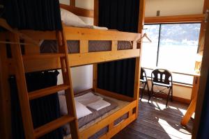 Kama o mga kama sa kuwarto sa Tagore Harbor Hostel