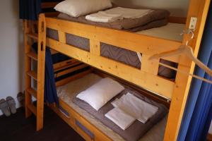 Kama o mga kama sa kuwarto sa Tagore Harbor Hostel