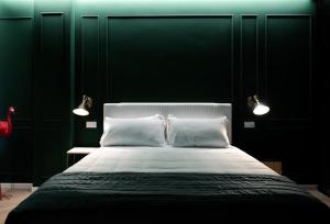 A bed or beds in a room at Salotto Room Boutique Pescara