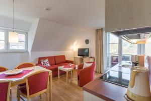 ein Wohnzimmer mit einem Sofa und einem Tisch in der Unterkunft 2 Ferienwohnung Ostseeperle Komfort in Zingst