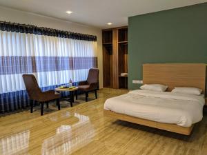 Łóżko lub łóżka w pokoju w obiekcie Gantavya Resort