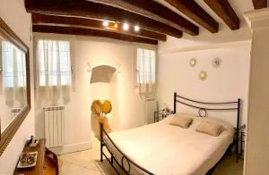 ein Schlafzimmer mit einem Bett in einem Zimmer in der Unterkunft Biennale Ca Dario in Venedig