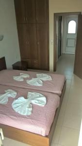 ポッシディにあるKyparissisのベッドルーム1室(ピンクベッド1台、白いタオル付)
