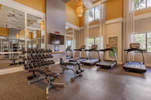 un gimnasio con muchas cintas de correr y elípticas en Lovely Doral 2BR Pool Gym MIA-16, en Miami