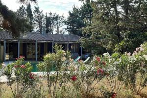 una casa con un jardín con flores en el primer plano en Magnifique coin de mas avec piscine privative, en Meynes
