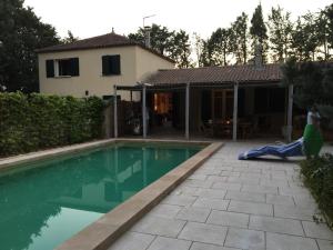 una piscina frente a una casa en Magnifique coin de mas avec piscine privative, en Meynes