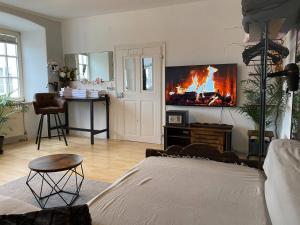 a living room with a couch and a flat screen tv at Room in Apartment - Schlafen Wie Prinzessinnen In Kemptens Schlosschen in Kempten