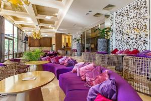 A seating area at ROYAL BEACH & APARTAMENT