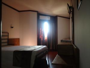 - une chambre avec un lit et une fenêtre lumineuse dans l'établissement RS Sobreiro, à Aves