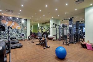 ein Fitnessstudio mit blauem Ball in der Mitte eines Zimmers in der Unterkunft ROYAL BEACH & APARTAMENT in Sonnenstrand