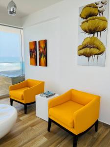 A seating area at Beautiful And Quiet Apartment With Sea View