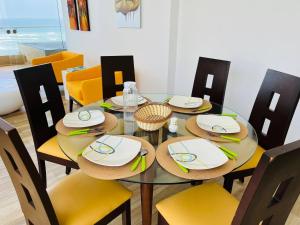 A restaurant or other place to eat at Beautiful And Quiet Apartment With Sea View