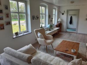 - un salon avec un canapé et une table dans l'établissement Urlaub im Haus an der Bucht, à Nordborg