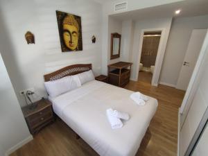 een slaapkamer met een bed met twee handdoeken erop bij Apartamento Alfareria de Triana - Kainga Homes in Sevilla