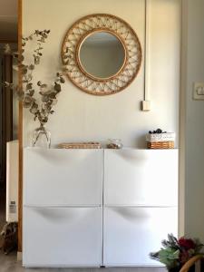 frigorifero bianco in camera con specchio di Xilloi Playa a O Vicedo