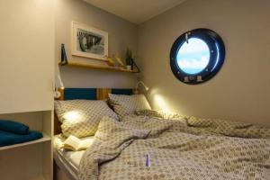 Hausboot Fjord POLARIS mit Biosauna in Barth客房内的一张或多张床位
